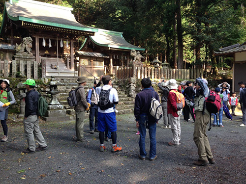 登山出発地点の江文神社前。無事登山できるようお参りしました。