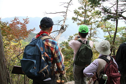 登山途中の見晴らしスポットでひと息