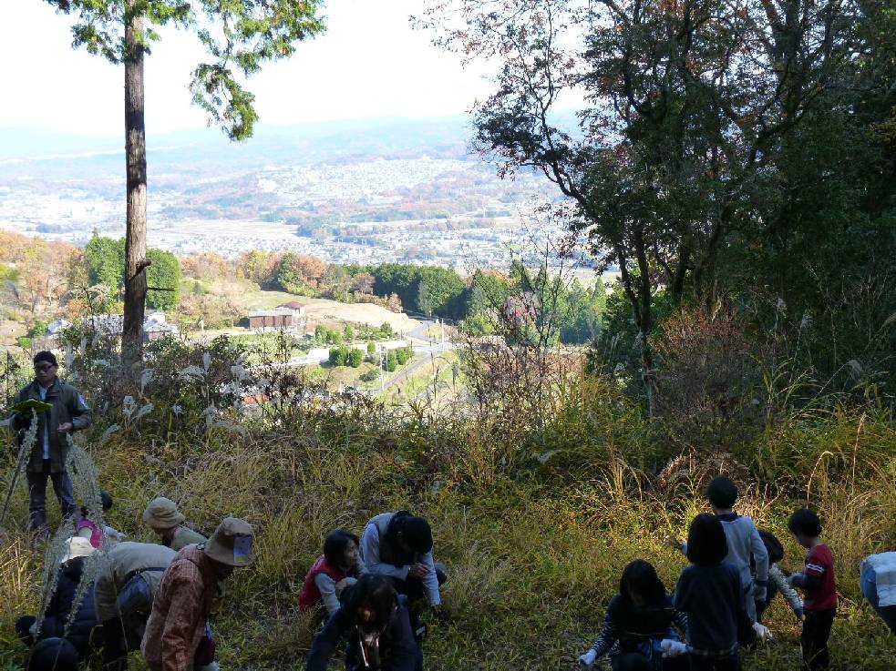 深野集落を見守る神社前で