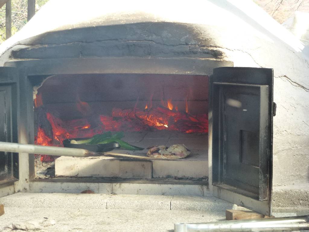 石窯でピザと根深ネギを焼きます