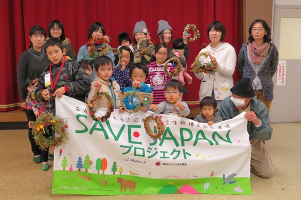 http://savejapan-pj.net/sj2014/tottori/images/06%E4%BD%9C%E5%93%81%E3%82%92%E6%8C%81%E3%81%A3%E3%81%A6%E8%A8%98%E5%BF%B5%E6%92%AE%E5%BD%B1.jpg