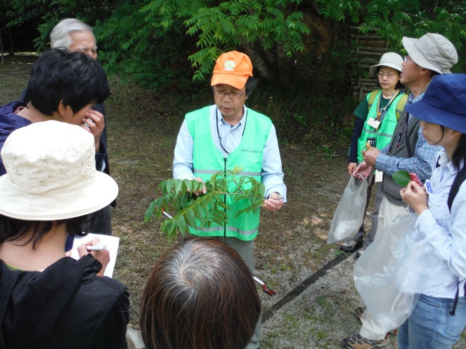 http://savejapan-pj.net/sj2015/shimane/images/shimane0606-04.%E4%B8%AD%E6%9D%91%E6%B0%8F%E3%81%AE%E8%AA%AC%E6%98%8E%E3%81%AB%E8%81%9E%E3%81%8D%E5%85%A5%E3%82%8B%E5%8F%82%E5%8A%A0%E8%80%85.jpg