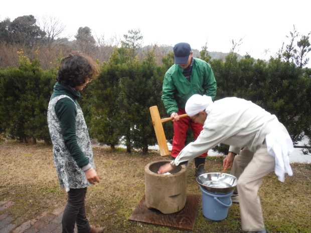 奥出雲のはで干しのもち米で餅つき