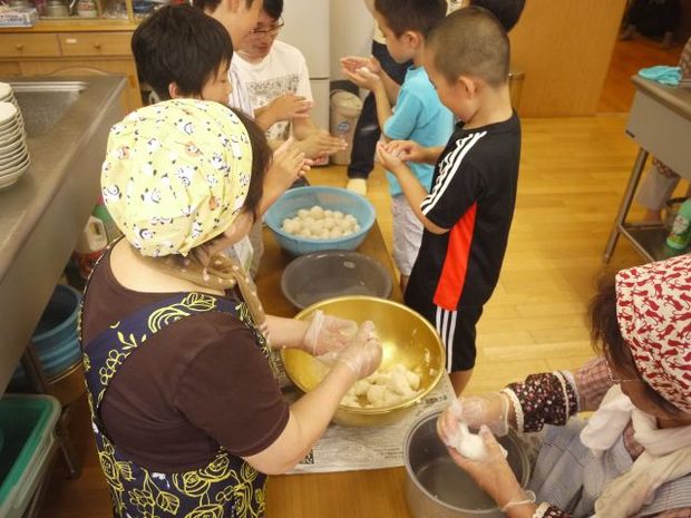 地元の食材をふんだんに使った夕食作り