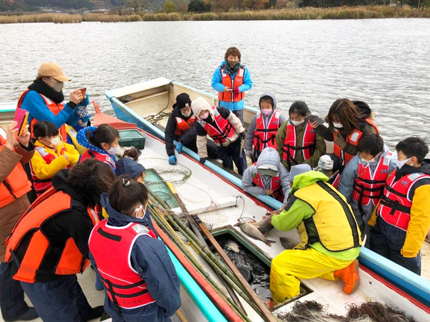 魚をさばく様子もみんなで観察