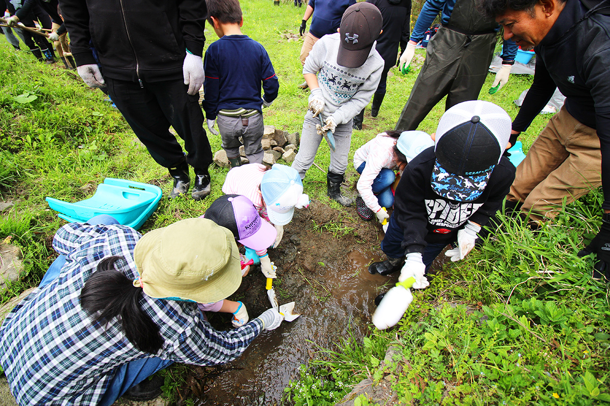 https://savejapan-pj.net/sj2023/fukui/images/04_01a_%E5%9C%9F%E3%82%92%E6%8E%98%E3%81%A3%E3%81%A6%E7%9F%B3%E3%82%92%E5%9F%8B%E3%82%81%E8%BE%BC%E3%82%80%E6%BA%96%E5%82%99%E3%81%A0.JPG