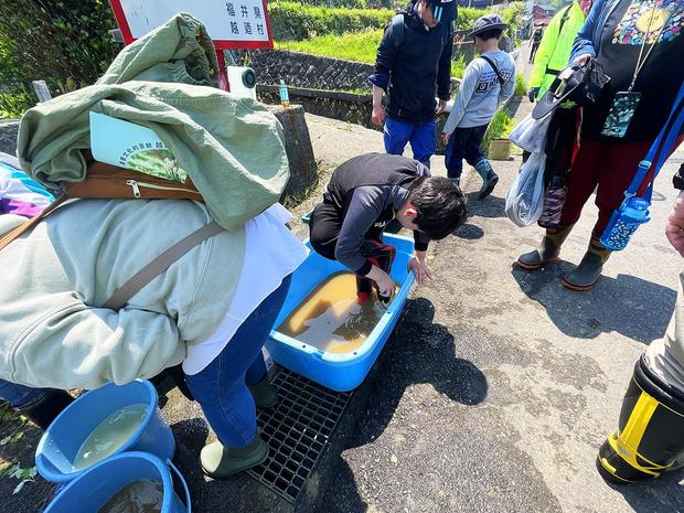 04_01_横の川の水で長靴洗うよ_澤.JPG