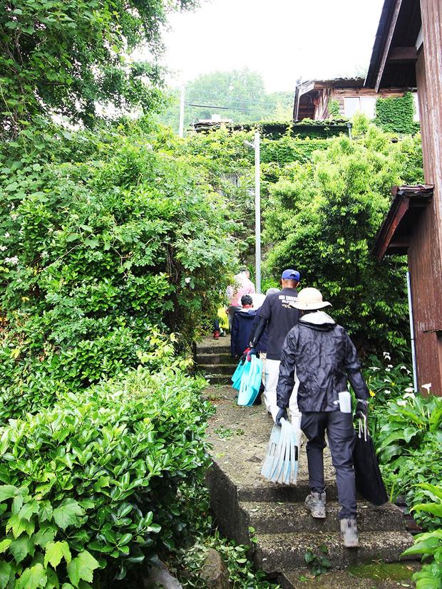 02_01_細い路地を登って進む.JPG