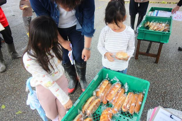 07_02_最後に鯖江のベーカリーのパンもプレゼント.JPG