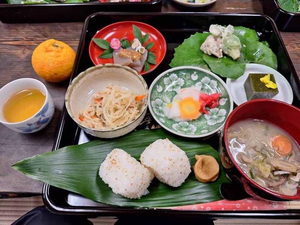 綾の里の恵みをいただく　冬はシシ汁、春は山菜の天ぷらなど