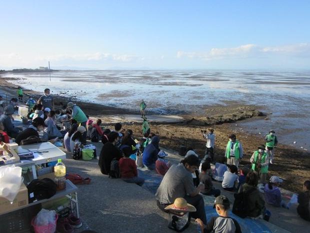 みんなが捕まえた生き物の説明会　その後干潟にかえしました